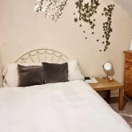 Centrally Located Double Bedroom In فندق